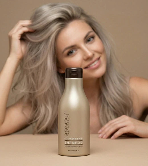 Donna con capelli grigi che tiene una bottiglia di shampoo su uno sfondo beige