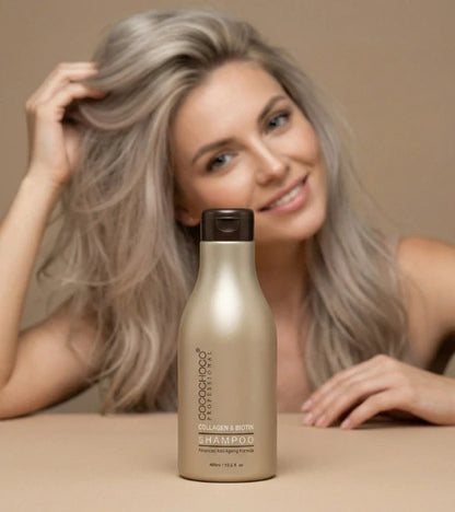 Donna con capelli grigi che tiene una bottiglia di shampoo su uno sfondo beige